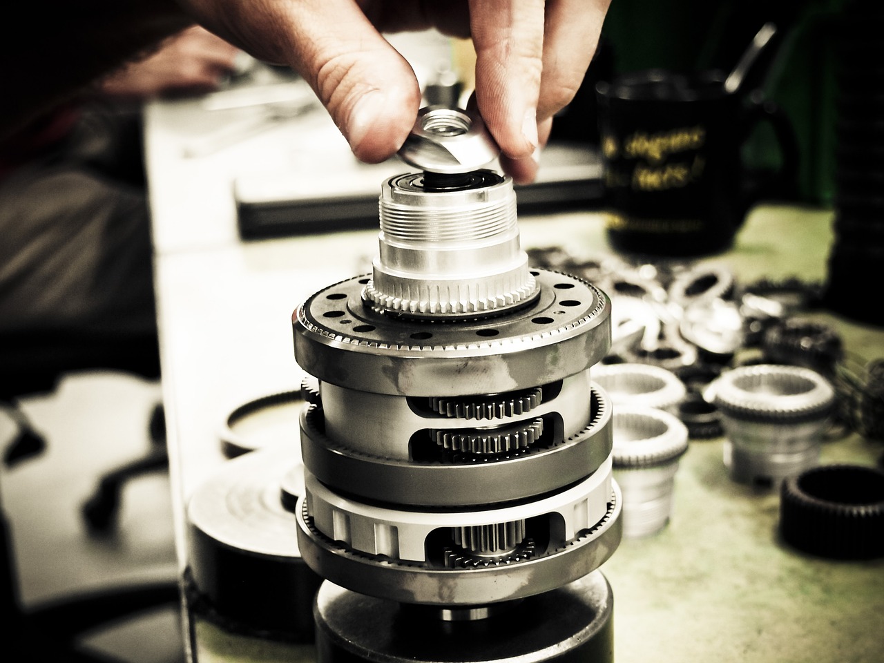 如何让技术支持辅助与移动游戏产业实现良性互动？